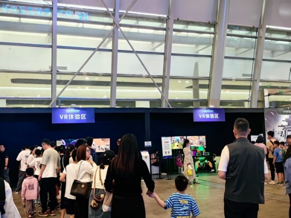  触手可及，玩转AI智能世界 2025深空AI智能机器人互动体验展上海站圆满落幕，蚌埠站盛宴