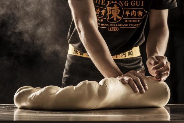 “新中式快餐”逆势扩张：陈香贵牛肉面以65%毛利赋能合伙人