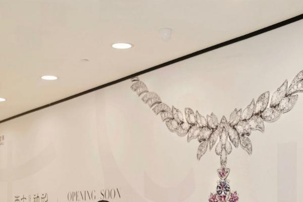 东方神韵华中首店围挡亮相武商MALL，重塑高端翡翠文化新标杆