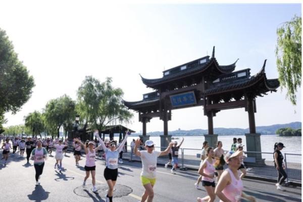 杭城初夏踏花路 泰鲁・澳博天纯2025杭州女子半程马拉松芬芳开赛