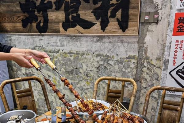 烧烤连锁化进入“赋能时代”！围满停车场烧烤开放加盟，一站式扶持体系破解经营难题