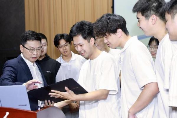 华为终端BG董事长余承东重返母校清华 开讲鸿蒙校园公开课 