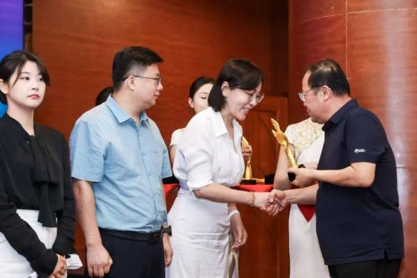 定西低空荣获2025世界无人机大会低空经济优秀示范项目奖 
