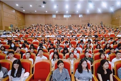 聆听文学巨匠心声 感受文学之美 联通在线长沙公司、江西联通携手阿来老师 南昌大学精彩开讲