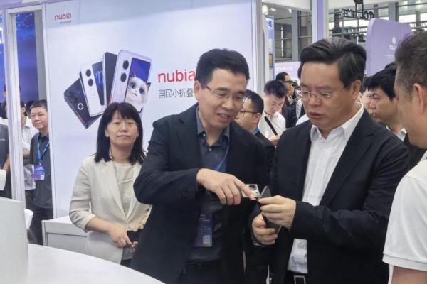 中兴通讯亮相2025全球人工智能终端展，展示AI全场景生态布局