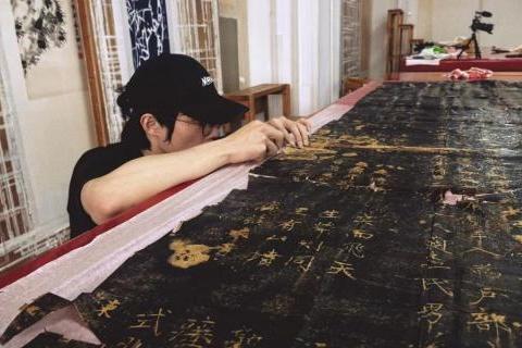 在修复台与剪辑室之间：闪迪创作者系列铭刻古书画重生轨迹