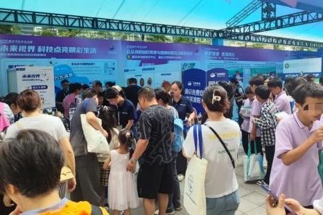 2025年重庆科技活动周主场活动，星辉眼科现场超会玩