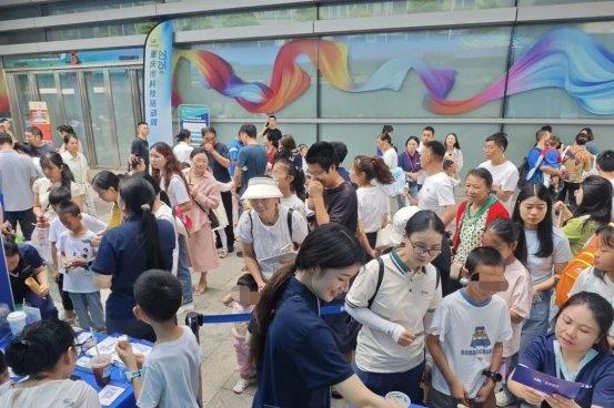2025年重庆科技活动周主场活动，星辉眼科现场超会玩