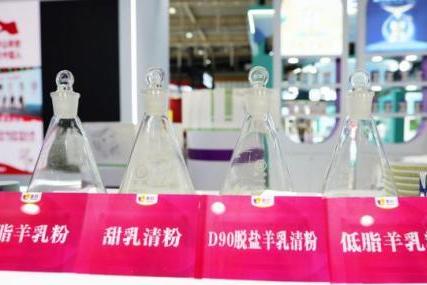 致敬中国乳业长青者！红星美羚王宝印董事长获授荣誉章