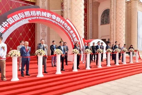 金贝旗舰级新品闪光灯亮相PE展，首日体验者络绎不绝 