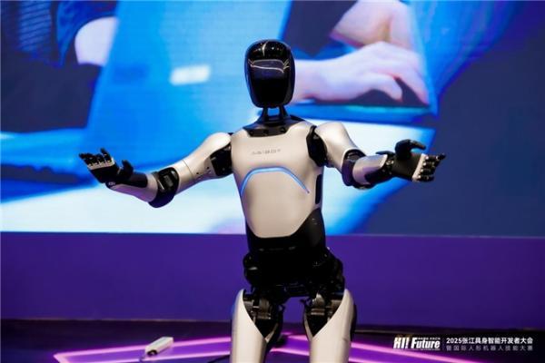  ​智元远征A2成全球首个同时拥有中美欧认证的人形机器人 
