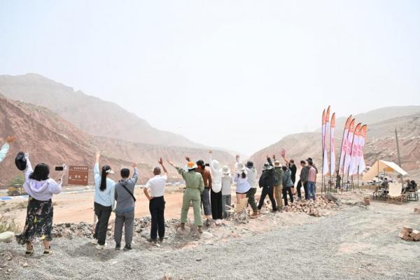 2025爱跑中国环塔国际拉力赛激情开赛 中国石化观赛活动添彩“体育+文旅”盛宴