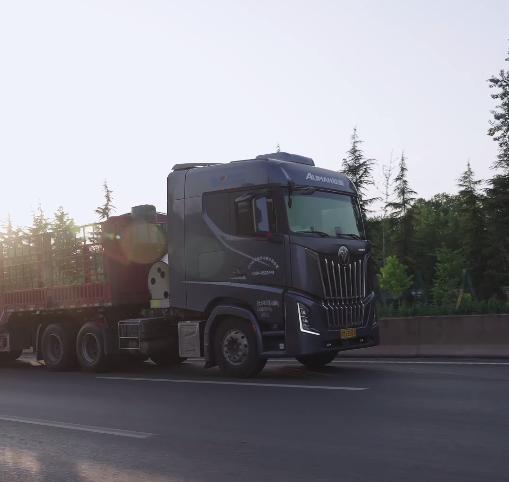  驰骋运输路！欧曼银河7燃气车：郭大姐夫妇温馨之家 生活赚钱两不误