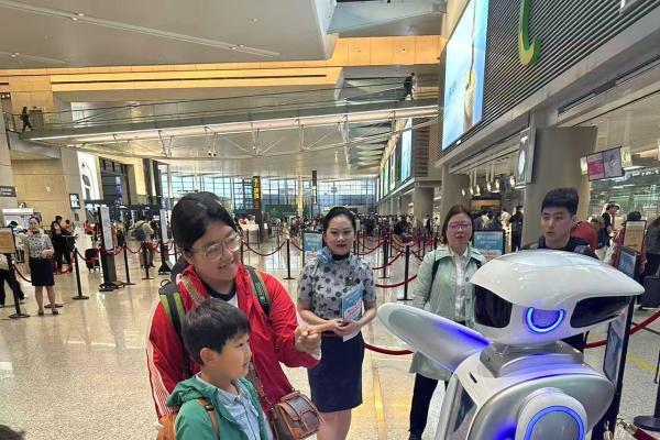 东航“东东”机器人萌趣上岗 点亮“六一”出行