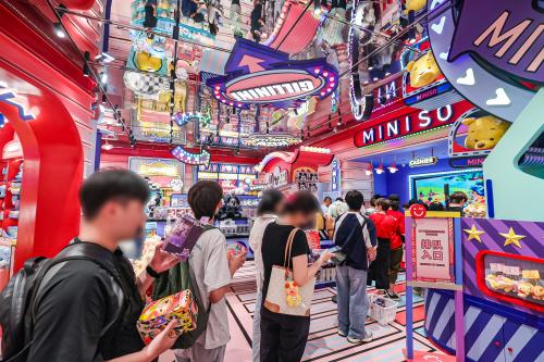  “全球店王”IP大作，名创优品全球首家MINISO SPACE登陆南京德基