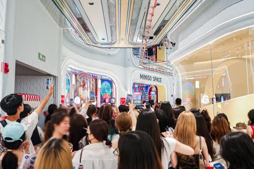  “全球店王”IP大作，名创优品全球首家MINISO SPACE登陆南京德基