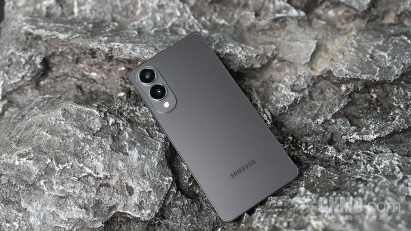 三星Galaxy S25 Edge：当轻薄成为潮流