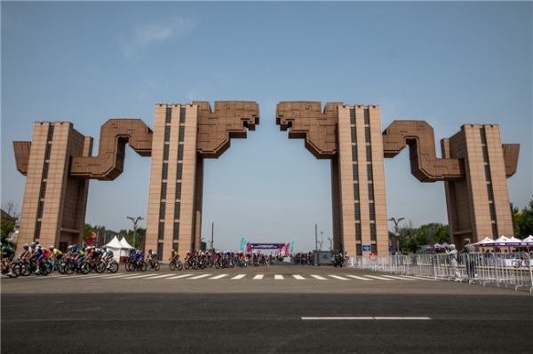 2025年中国公路自行车联赛暨中国自行车运动骑游大会湖系列·康平站圆满落幕