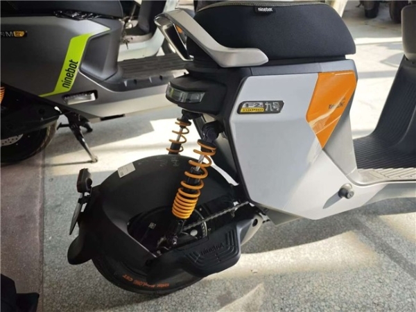  九号电动车F2z110 MAX凭借实用与智能兼备成为年轻人出行新宠