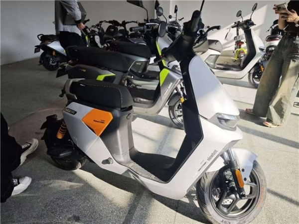  九号电动车F2z110 MAX凭借实用与智能兼备成为年轻人出行新宠