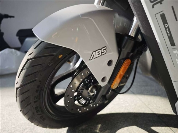  九号电动车F2z110 MAX凭借实用与智能兼备成为年轻人出行新宠