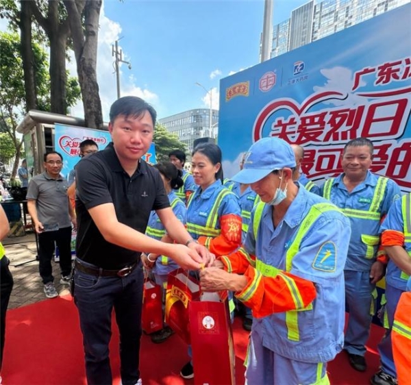 清凉关怀送一线 致敬城市环卫人