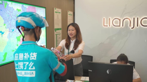 杭州200多家链家门店化身“小哥驿站”，为骑手筑起暖心港湾