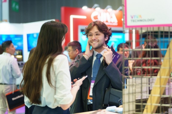 未来智能携双旗舰新品亮相巴黎VivaTech，AI耳机重塑全球办公体验