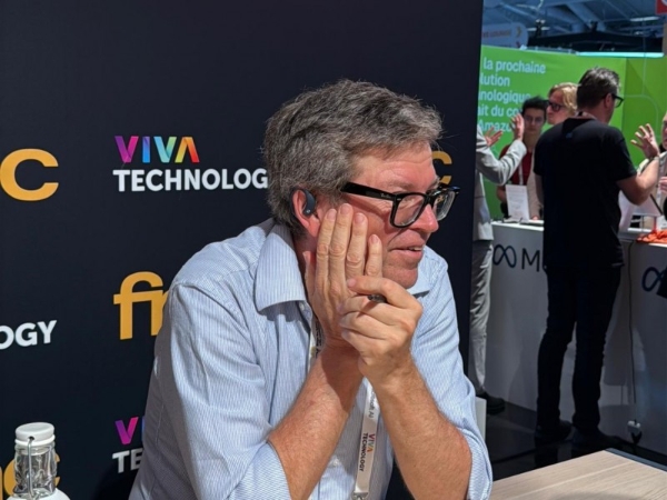 未来智能携双旗舰新品亮相巴黎VivaTech，AI耳机重塑全球办公体验