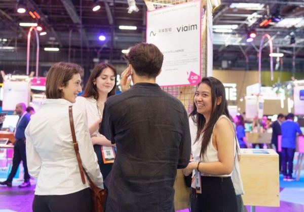 未来智能携双旗舰新品亮相巴黎VivaTech，AI耳机重塑全球办公体验