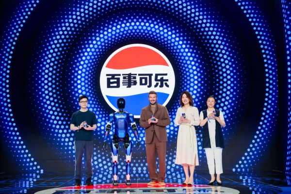 百事可乐发布品牌首个人形机器人“百事蓝宝” 与大卫·贝克汉姆共同点燃未来渴望