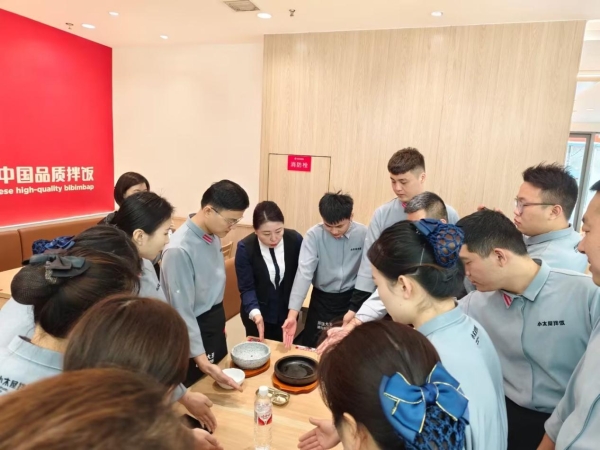 一碗拌饭的产业升级：揭秘小木屋拌饭的标准化突围之路