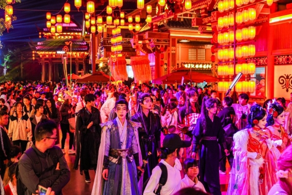 华强方特做客央视《对话》栏目 “文化+科技”激发文旅消费新活力