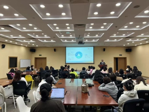 "AI驱动办公变革"亿达中国大连园区DeepSeek沙龙揭秘企业数字化转型新动力