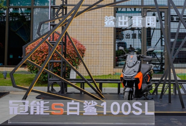雅迪冠能S革新登场：全场景长续航+三年电池质保，定义两轮出行边界