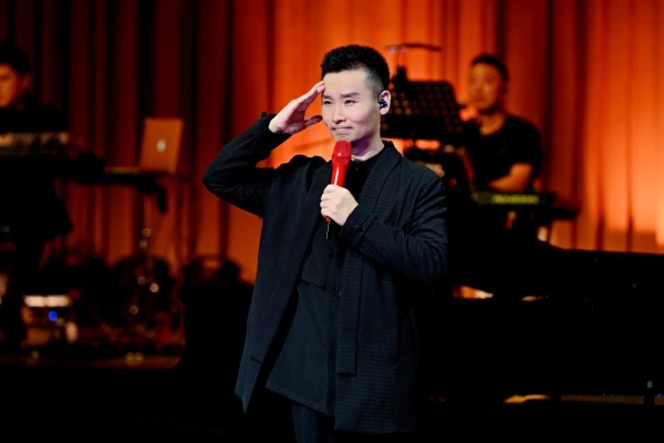 刘和刚“爸气全开33”成都开唱：33曲唱尽父爱长歌，父女同台点亮感恩星河