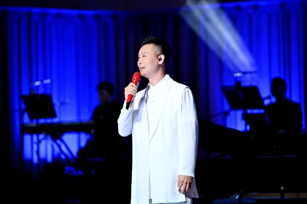 刘和刚“爸气全开33”成都开唱：33曲唱尽父爱长歌，父女同台点亮感恩星河