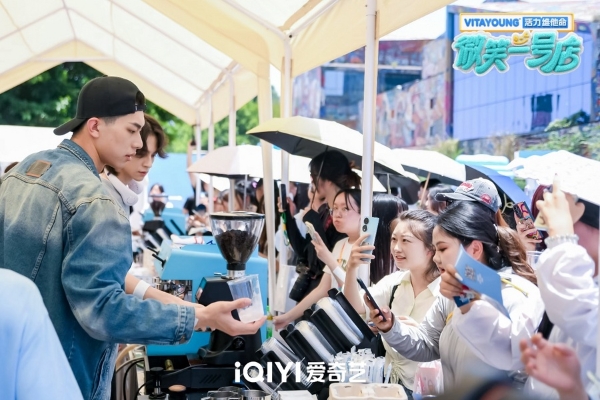 青春洋溢,微笑一夏!爱奇艺《微笑一号店》微笑派送活动落地重庆大学城!
