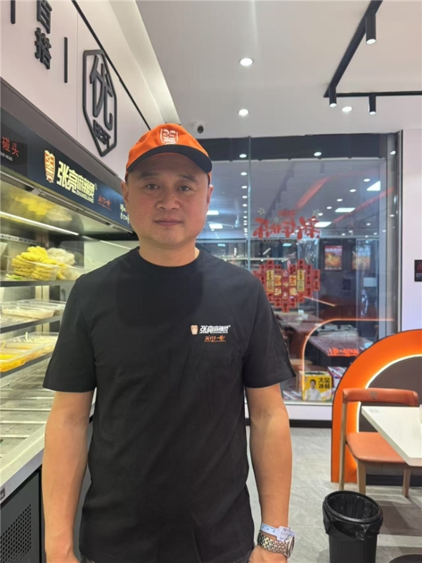 张亮麻辣烫加盟业主于海波:5年开8店,煮沸四川不靠大厨靠体系