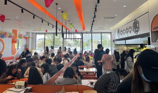 张亮麻辣烫加盟业主于海波:5年开8店,煮沸四川不靠大厨靠体系
