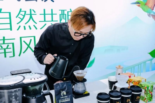 守护中国最美小鸟栗喉蜂虎，瑞幸助力云南原产地可持续发展