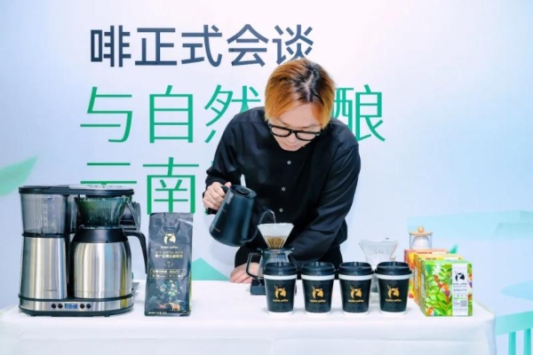 守护中国最美小鸟栗喉蜂虎，瑞幸助力云南原产地可持续发展