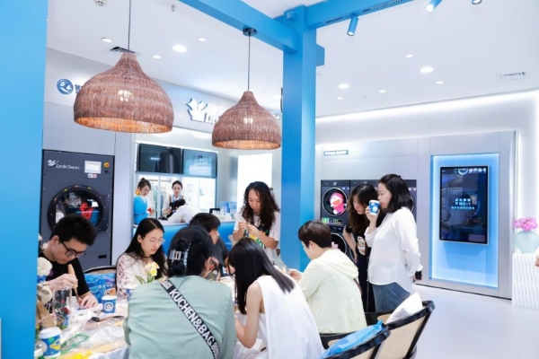 从社区街巷到火锅餐桌，小天鹅以生活触点打造家电卖场新模式