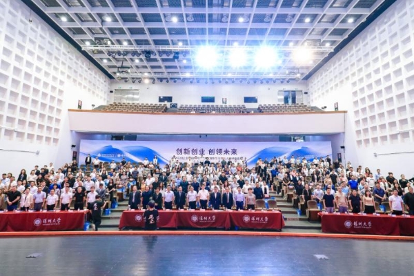 乐其创新SmallRig创始人周阳荣获2025 新生代创新创业风云人物 盛典收官见证行业创新力量