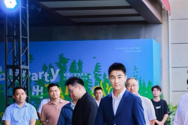 何猷君入主寰聚：丛里·TAI用一场“丛林party” 开启寰聚与星竞威武融合文旅商业新版图