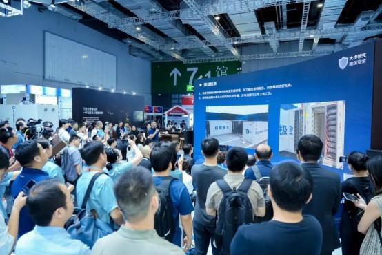  直击SNEC丨全球首次开门燃烧试验成功，海辰储能用极限测试定义储能安全新标杆