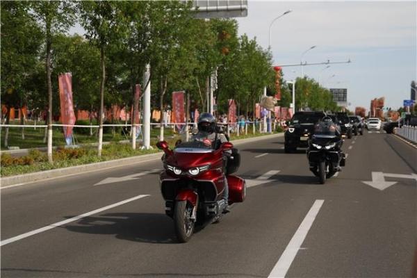 坦克700 Hi4-T开路！长城汽车坦克品牌总冠名2025独库公路通车