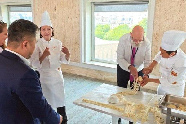 西部马华餐饮集团走进联合国