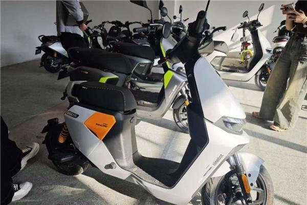 九号电动车F2z110 MAX凭借实用与智能兼备成为年轻人出行新宠