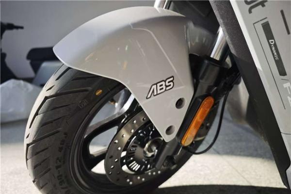 九号电动车F2z110 MAX凭借实用与智能兼备成为年轻人出行新宠